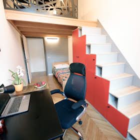 Shared room for rent for HUF 153,339 per month in Budapest, Baross utca