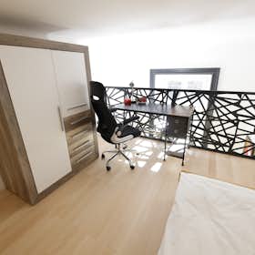 Shared room for rent for HUF 153,339 per month in Budapest, Baross utca