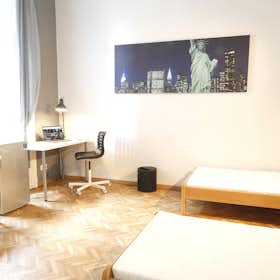 Shared room for rent for HUF 131,649 per month in Budapest, Rákóczi út