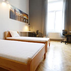 Shared room for rent for HUF 133,360 per month in Budapest, Rákóczi út