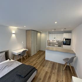 Apartment for rent for €1,390 per month in Frankfurt am Main, Mittlerer Hasenpfad
