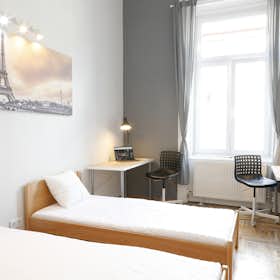 Shared room for rent for HUF 133,630 per month in Budapest, Rákóczi út
