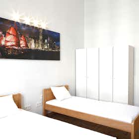 Shared room for rent for HUF 131,855 per month in Budapest, Rákóczi út