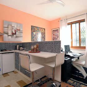 Studio for rent for €1,300 per month in Milan, Via Giuseppe Canella