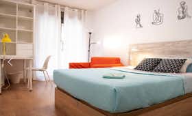 Private room for rent for €525 per month in Madrid, Calle del Jilguero
