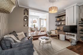 Apartment for rent for €2,098 per month in Madrid, Calle de Silva