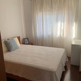Private room for rent for €450 per month in Porto, Rua de Martim Moniz