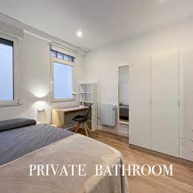 私人房间 正在以 €370 的月租出租，其位于 Oviedo, Avenida de Pumarín