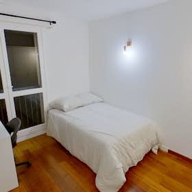 Private room for rent for €680 per month in Paris, Allée Diane de Poitiers