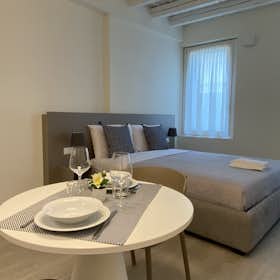 单间公寓 正在以 €1,800 的月租出租，其位于 Padova, Via del Santo