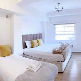Apartment for rent for €4,662 per month in London, Kings Road