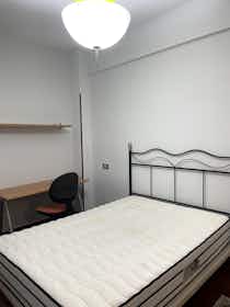 Private room for rent for €430 per month in Bilbao, Eraso Jenerala kalea