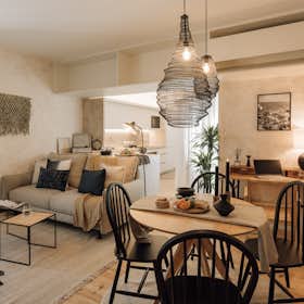 Apartment for rent for €3,477 per month in Lisbon, Rua Luciano Cordeiro