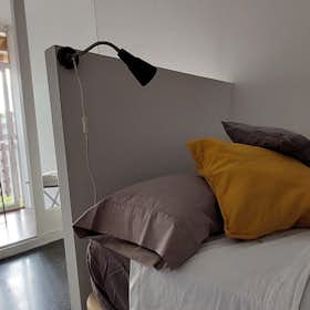 Private room for rent for €675 per month in Barcelona, Gran Via de Carles III