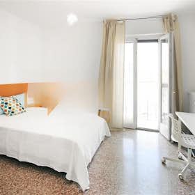 Private room for rent for €880 per month in Bologna, Via Irnerio