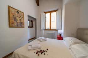 Apartment for rent for €2,200 per month in Florence, Via di San Giuseppe