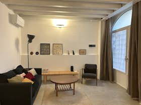 Apartment for rent for €2,450 per month in Milan, Alzaia Naviglio Pavese