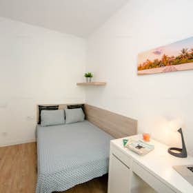 Private room for rent for €585 per month in L'Hospitalet de Llobregat, Carrer d'Orient