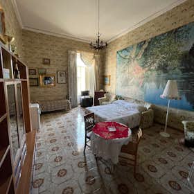 Private room for rent for €750 per month in Naples, Via San Giovanni in Porta