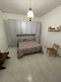 Private room for rent for €470 per month in Naples, Via San Giovanni in Porta