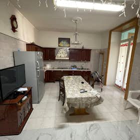 Отдельная комната сдается в аренду за 280 € в месяц в Naples, Via San Giovanni in Porta