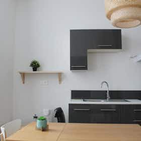 Appartement te huur voor € 1.500 per maand in Valenciennes, Rue des Récollets