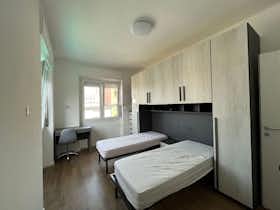 Shared room for rent for €460 per month in Milan, Via Vipacco