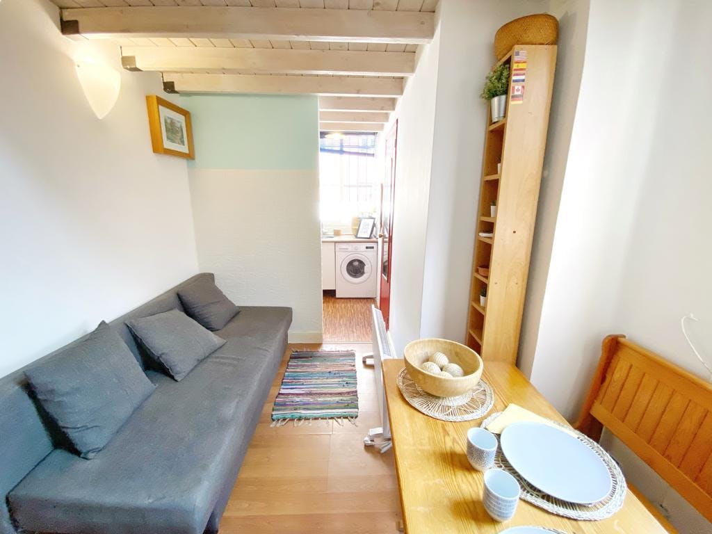 Apartment for rent for €845 per month in Madrid, Calle de Linneo