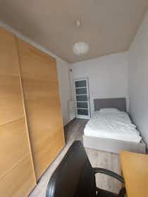 Отдельная комната сдается в аренду за 410 € в месяц в Parma, Piazza Ghiaia