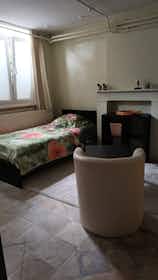 Studio for rent for €500 per month in Forest, Avenue Saint-Augustin