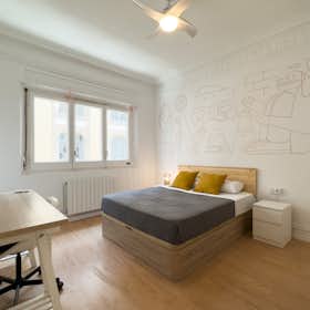 Private room for rent for €725 per month in Barcelona, Carrer de Jonqueres