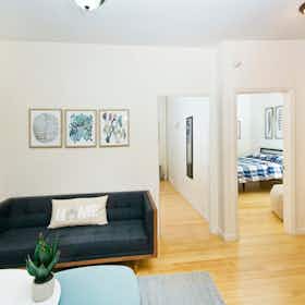 公寓 正在以 $3,727 的月租出租，其位于 New York City, E 102nd St