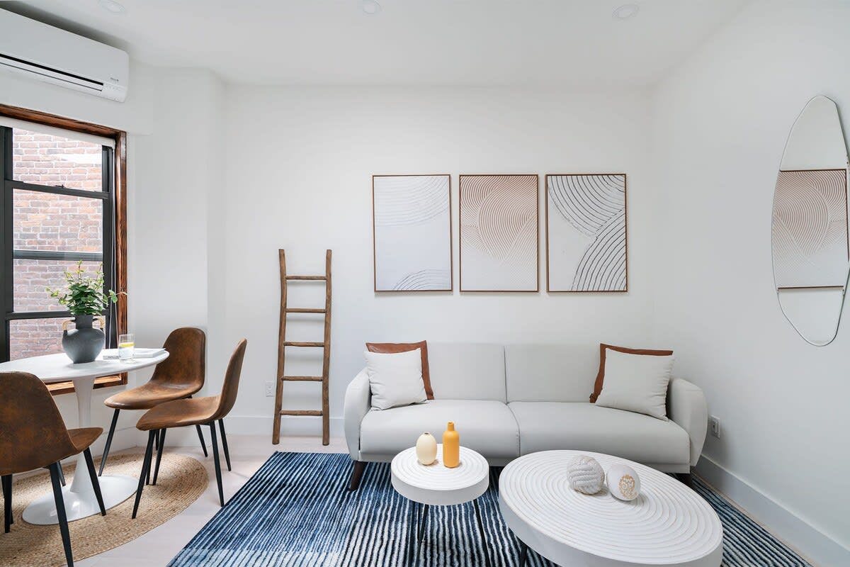 W 48th St, New York City, NY preview