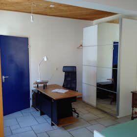 私人房间 正在以 CHF 1,420 的月租出租，其位于 Bassersdorf, Baltenswilerstrasse