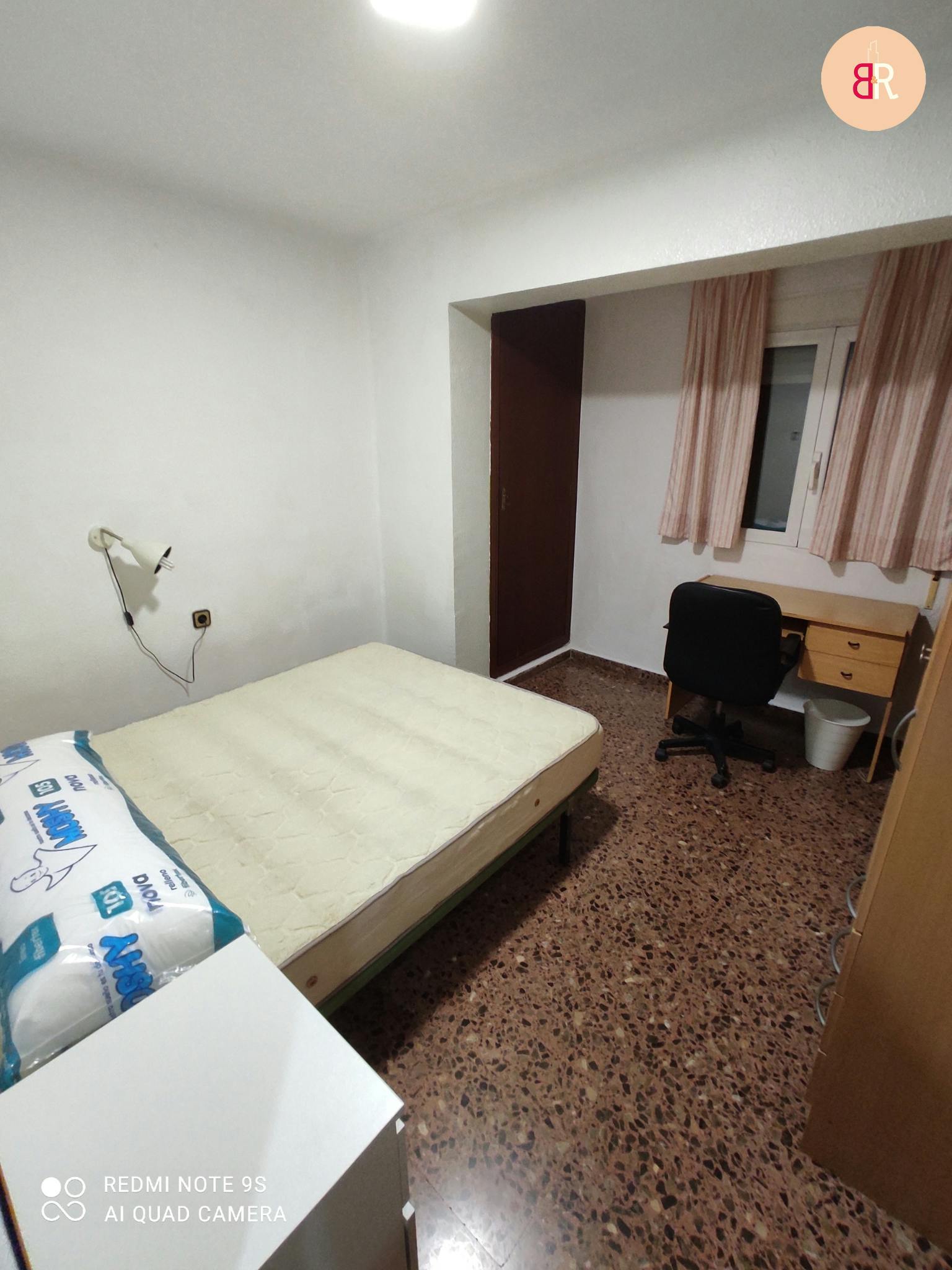 Building for rent for €370 per month in Valencia, Avinguda de la Plata