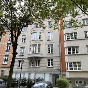 Apartment for rent for €1,950 per month in Ixelles, Avenue Molière