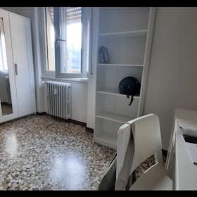 Private room for rent for €470 per month in Bergamo, Via Ugo Foscolo
