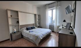 Private room for rent for €510 per month in Bergamo, Via Ugo Foscolo