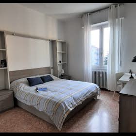 Privé kamer te huur voor € 510 per maand in Bergamo, Via Ugo Foscolo