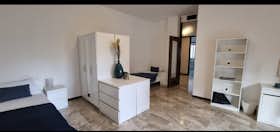 Shared room for rent for €370 per month in Bergamo, Via Giosuè Carducci