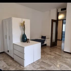 Shared room for rent for €370 per month in Bergamo, Via Giosuè Carducci