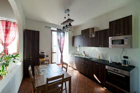 公寓 正在以 €1,350 的月租出租，其位于 Mesero, Via Monte Rosa