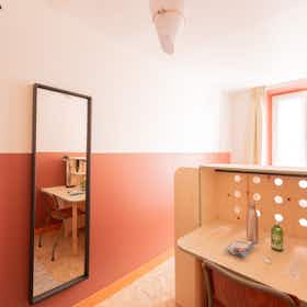 Private room for rent for €1,166 per month in Paris, Rue des Cascades