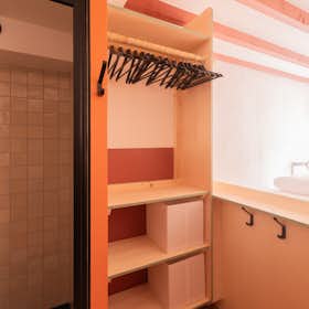 Private room for rent for €1,352 per month in Paris, Rue des Cascades