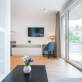 Apartment for rent for €2,570 per month in Vienna, Hietzinger Kai