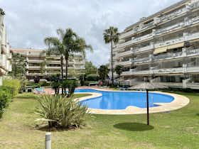 Apartment for rent for €4,141 per month in Marbella, Urbanización Campos de Guadalmina