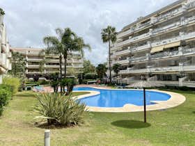 Lägenhet att hyra för 4 141 € i månaden i Marbella, Urbanización Campos de Guadalmina