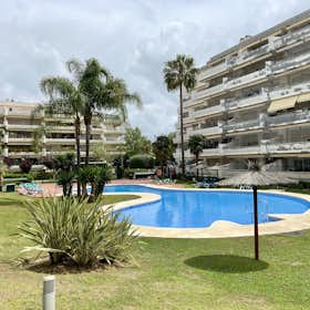 Apartment for rent for €4,141 per month in Marbella, Urbanización Campos de Guadalmina