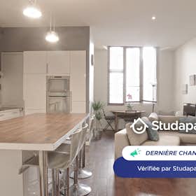 Apartment for rent for €2,400 per month in Bordeaux, Rue Notre-Dame