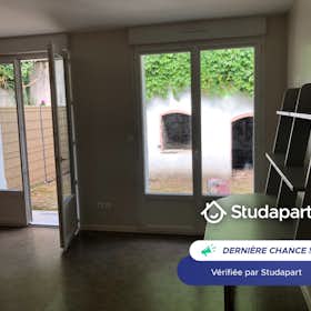 Apartment for rent for €380 per month in Saint-Étienne, Rue Claude Delaroa